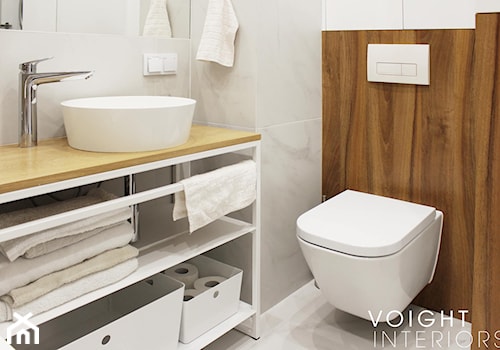 Łazienka z płytkami imitującymi drewno w jodełkę - Mała bez okna z lustrem łazienka, styl skandynawski - zdjęcie od Voight Interiors