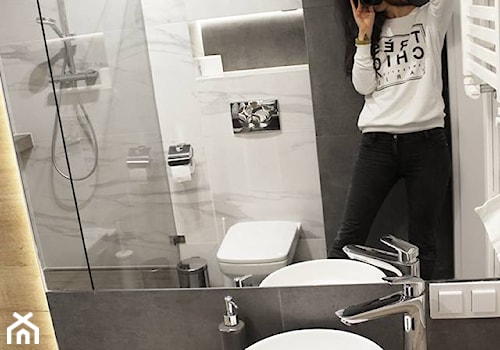 Łazienka z prysznicem w mieszkaniu na wynajem na doby - Mała bez okna z lustrem z punktowym oświetleniem łazienka, styl skandynawski - zdjęcie od Voight Interiors