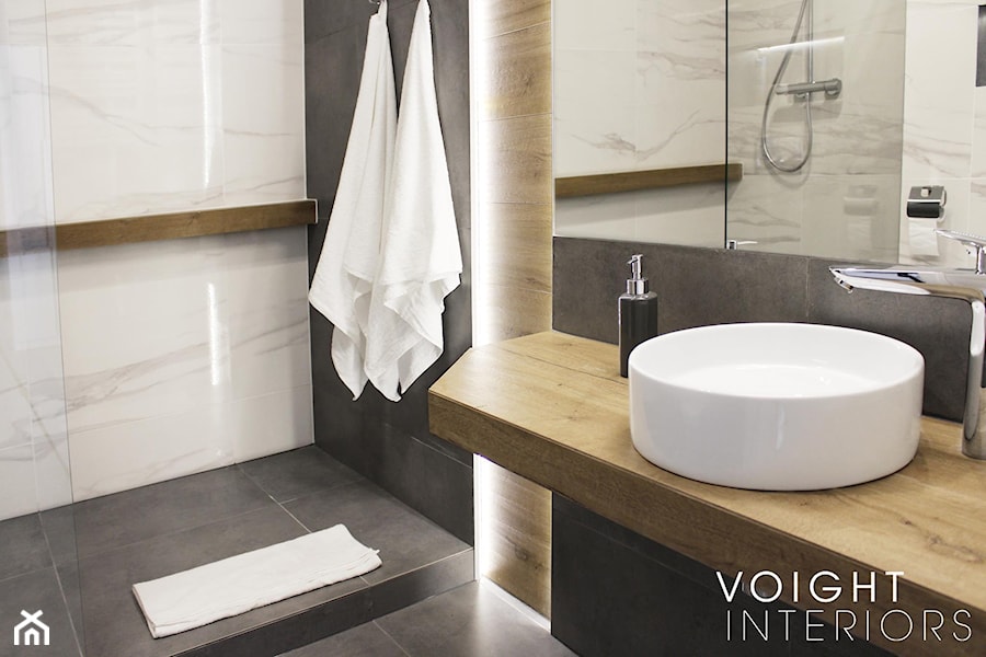 Łazienka z prysznicem w mieszkaniu na wynajem na doby - Średnia bez okna z lustrem łazienka - zdjęcie od Voight Interiors