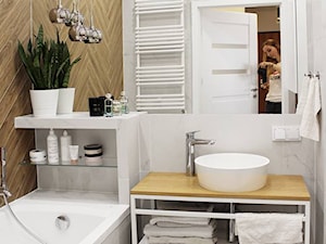 Łazienka z płytkami imitującymi drewno w jodełkę - Mała bez okna z lustrem z marmurową podłogą z punktowym oświetleniem łazienka, styl skandynawski - zdjęcie od Voight Interiors