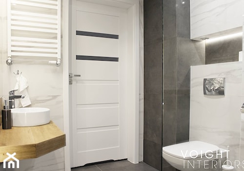 Łazienka z prysznicem w mieszkaniu na wynajem na doby - Mała bez okna łazienka - zdjęcie od Voight Interiors