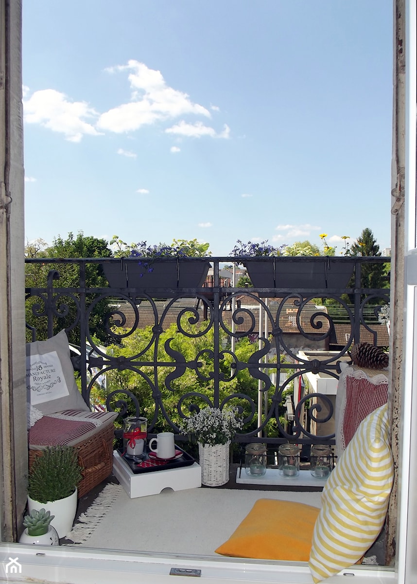 Metr kwadratowy balkonowego szczescia - Mały z donicami na kwiaty taras rustykalny, styl rustykalny - zdjęcie od Maya Twa
