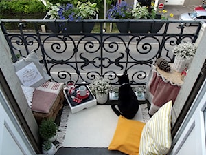 Metr kwadratowy balkonowego szczescia - Mały z meblami ogrodowymi z donicami na kwiaty taras rustykalny, styl rustykalny - zdjęcie od Maya Twa