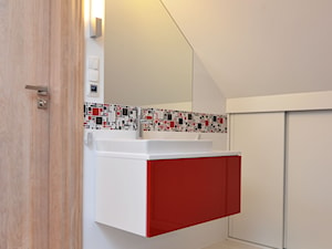 Łazienka z czerwonym akcentem - Mała na poddaszu bez okna łazienka, styl nowoczesny - zdjęcie od SUARE STUDIO Natalia Margraf-Wojciechowska