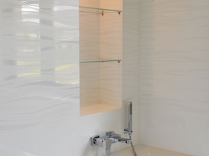 Łazienka w bielach - Mała na poddaszu bez okna łazienka, styl nowoczesny - zdjęcie od SUARE STUDIO Natalia Margraf-Wojciechowska