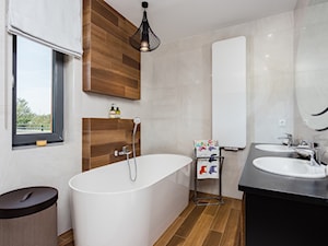 Dom w Markach 207m - Mała na poddaszu z dwoma umywalkami łazienka z oknem, styl nowoczesny - zdjęcie od MODIFY - Architektura Wnętrz