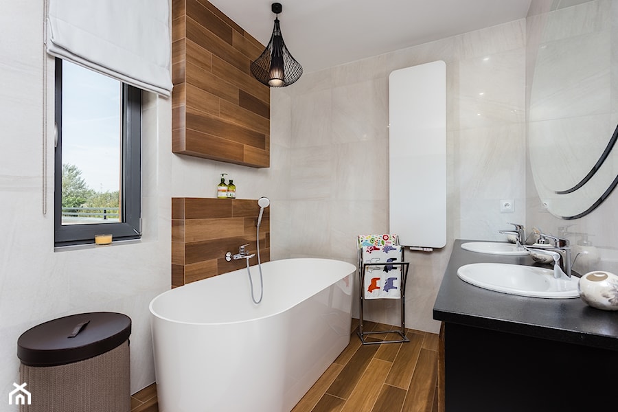 Dom w Markach 207m - Mała na poddaszu z dwoma umywalkami łazienka z oknem, styl nowoczesny - zdjęcie od MODIFY - Architektura Wnętrz