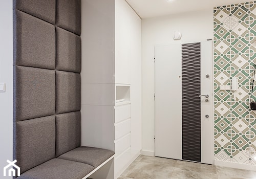 Apartament na Ursynowie 110m2 - Duży biały czarny szary hol / przedpokój, styl nowoczesny - zdjęcie od MODIFY - Architektura Wnętrz
