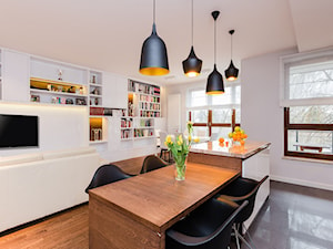 Mieszkanie na Żoliborzu - Średnia biała jadalnia w salonie w kuchni - zdjęcie od MODIFY - Architektura Wnętrz