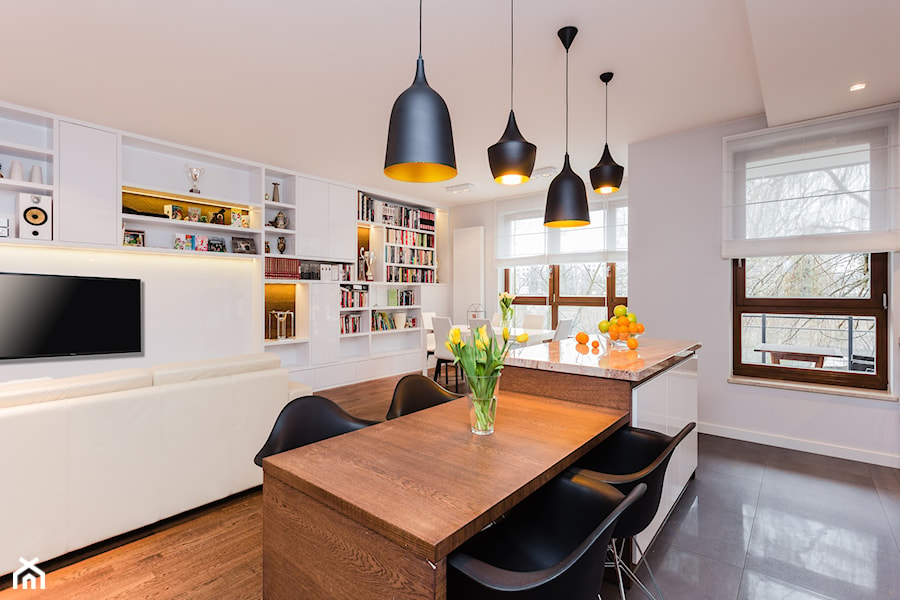 Mieszkanie na Żoliborzu - Średnia biała jadalnia w salonie w kuchni - zdjęcie od MODIFY - Architektura Wnętrz