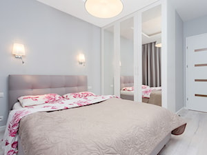 Mieszkanie przy Parku Szczęśliwickim - Mała biała szara sypialnia, styl nowoczesny - zdjęcie od MODIFY - Architektura Wnętrz