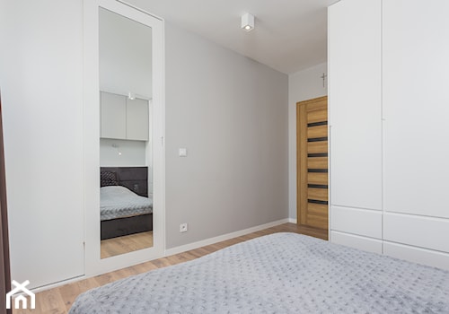 Mała szara sypialnia, styl nowoczesny - zdjęcie od MODIFY - Architektura Wnętrz