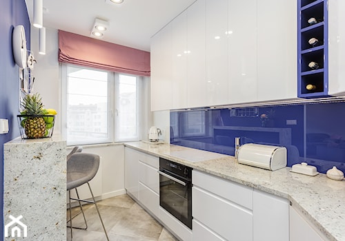 Apartament na Ursynowie 110m2 - Średnia otwarta z kamiennym blatem biała niebieska z zabudowaną lodówką kuchnia w kształcie litery l z oknem, styl nowoczesny - zdjęcie od MODIFY - Architektura Wnętrz