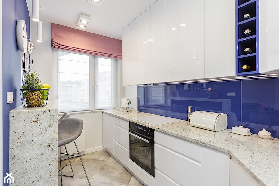 Apartament na Ursynowie 110m2 - Średnia otwarta z kamiennym blatem biała niebieska z zabudowaną lodówką kuchnia w kształcie litery l z oknem, styl nowoczesny - zdjęcie od MODIFY - Architektura Wnętrz