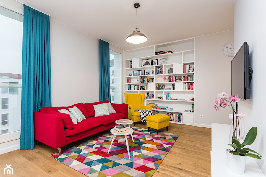 Kolorowe mieszkanie na Mokotowie - Średni biały salon, styl nowoczesny - zdjęcie od MODIFY - Architektura Wnętrz