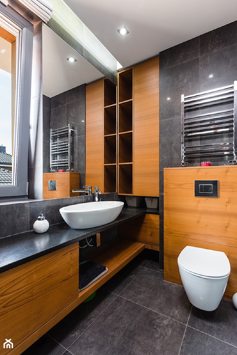Dom w Markach 207m - Średnia na poddaszu łazienka z oknem, styl nowoczesny - zdjęcie od MODIFY - Architektura Wnętrz