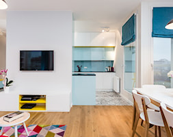 Kolorowe mieszkanie na Mokotowie - Średni biały salon z kuchnią z jadalnią, styl nowoczesny - zdjęcie od MODIFY - Architektura Wnętrz - Homebook