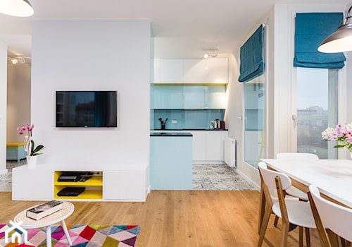 Kolorowe mieszkanie na Mokotowie - Średni biały salon z kuchnią z jadalnią, styl nowoczesny - zdjęcie od MODIFY - Architektura Wnętrz