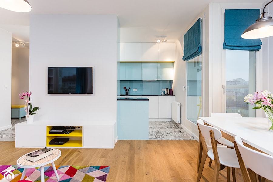 Kolorowe mieszkanie na Mokotowie - Średni biały salon z kuchnią z jadalnią, styl nowoczesny - zdjęcie od MODIFY - Architektura Wnętrz