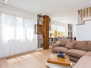 Apartament dwupoziomowy na warszawskim Mokotowie - Mały biały salon, styl nowoczesny - zdjęcie od MODIFY - Architektura Wnętrz
