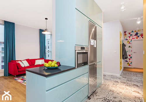Kolorowe mieszkanie na Mokotowie - Mała otwarta z salonem biała z zabudowaną lodówką kuchnia jednorzędowa z oknem, styl nowoczesny - zdjęcie od MODIFY - Architektura Wnętrz