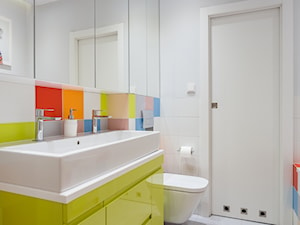 Kolorowe mieszkanie na Mokotowie - Mała bez okna z lustrem z punktowym oświetleniem łazienka, styl nowoczesny - zdjęcie od MODIFY - Architektura Wnętrz