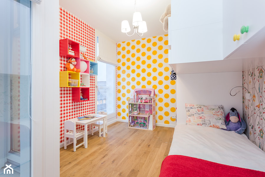 Kolorowe mieszkanie na Mokotowie - Średni czerwony szary żółty pokój dziecka dla dziecka dla chłopca dla dziewczynki, styl nowoczesny - zdjęcie od MODIFY - Architektura Wnętrz