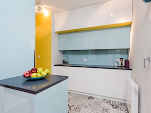 Kolorowe mieszkanie na Mokotowie - Mała otwarta biała niebieska z zabudowaną lodówką z nablatowym zlewozmywakiem kuchnia jednorzędowa z wyspą lub półwyspem, styl nowoczesny - zdjęcie od MODIFY - Architektura Wnętrz