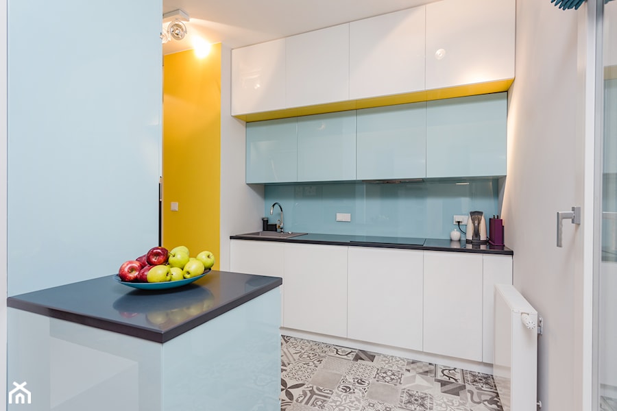 Kolorowe mieszkanie na Mokotowie - Mała otwarta biała niebieska z zabudowaną lodówką z nablatowym zlewozmywakiem kuchnia jednorzędowa z wyspą lub półwyspem, styl nowoczesny - zdjęcie od MODIFY - Architektura Wnętrz