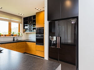 Apartament dwupoziomowy na warszawskim Mokotowie - Duża otwarta biała z zabudowaną lodówką z lodówką wolnostojącą kuchnia w kształcie litery u, styl nowoczesny - zdjęcie od MODIFY - Architektura Wnętrz