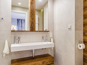 Apartament na Ursynowie 110m2 - Średnia z lustrem z dwoma umywalkami z punktowym oświetleniem łazienka z oknem, styl nowoczesny - zdjęcie od MODIFY - Architektura Wnętrz