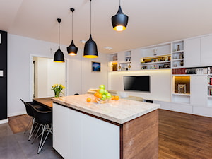 Mieszkanie na Żoliborzu - Średnia biała czarna jadalnia w salonie w kuchni - zdjęcie od MODIFY - Architektura Wnętrz