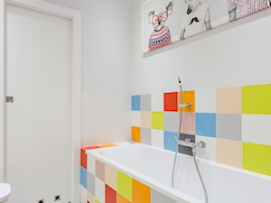 Kolorowe mieszkanie na Mokotowie - Mała na poddaszu bez okna łazienka, styl nowoczesny - zdjęcie od MODIFY - Architektura Wnętrz