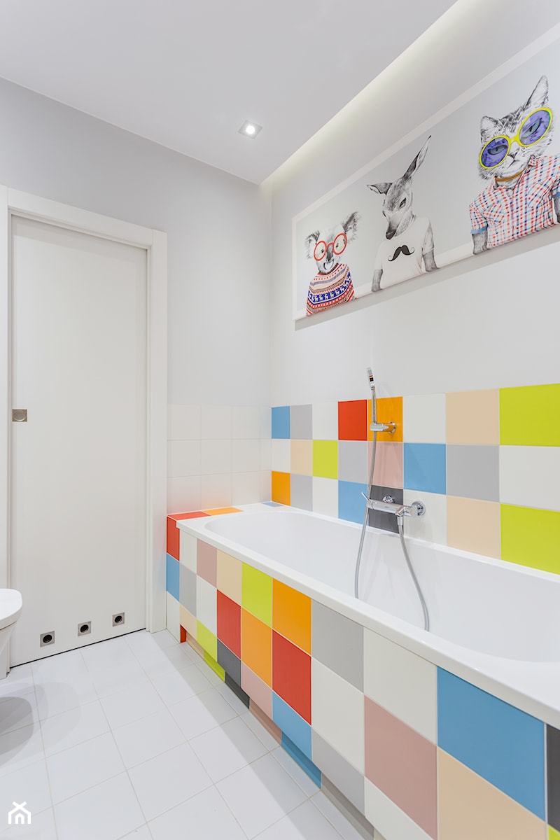 Kolorowe mieszkanie na Mokotowie - Mała na poddaszu bez okna łazienka, styl nowoczesny - zdjęcie od MODIFY - Architektura Wnętrz