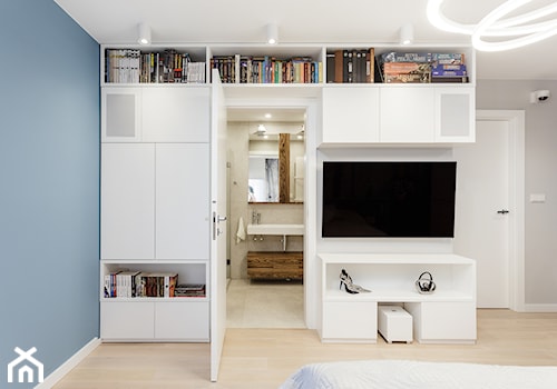 Apartament na Ursynowie 110m2 - Średnia niebieska szara sypialnia z łazienką, styl nowoczesny - zdjęcie od MODIFY - Architektura Wnętrz