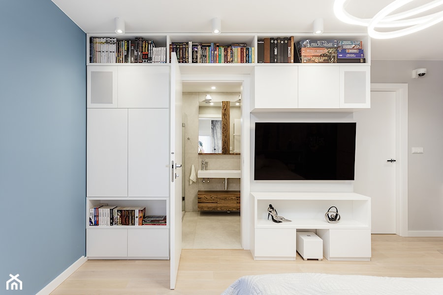 Apartament na Ursynowie 110m2 - Średnia niebieska szara sypialnia z łazienką, styl nowoczesny - zdjęcie od MODIFY - Architektura Wnętrz