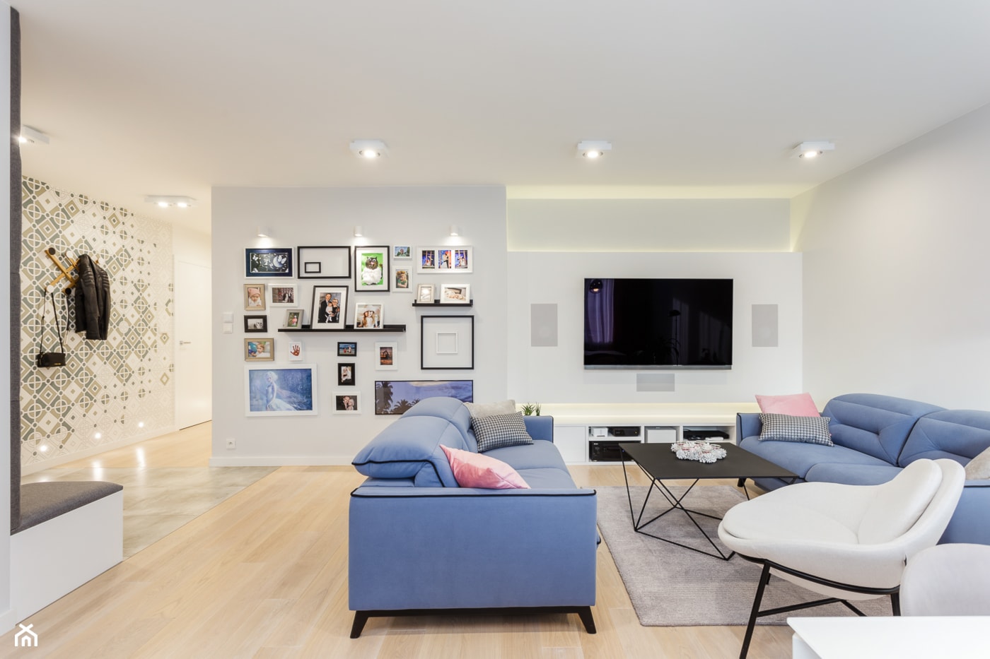Apartament na Ursynowie 110m2 - Średni biały szary salon, styl nowoczesny - zdjęcie od MODIFY - Architektura Wnętrz - Homebook