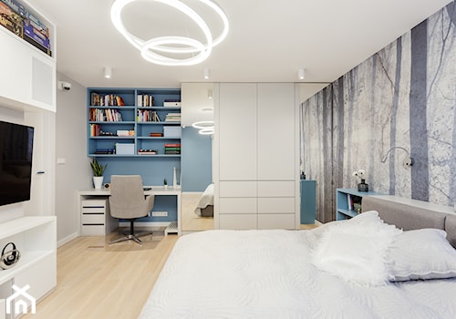 Apartament na Ursynowie 110m2 - Średnia niebieska szara z biurkiem sypialnia, styl nowoczesny - zdjęcie od MODIFY - Architektura Wnętrz