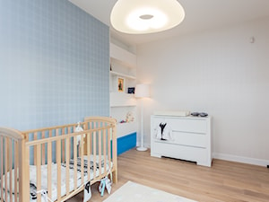 Apartament dwupoziomowy na warszawskim Mokotowie - Średni biały niebieski pokój dziecka dla dziecka dla chłopca, styl nowoczesny - zdjęcie od MODIFY - Architektura Wnętrz