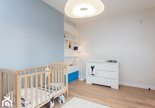 Apartament dwupoziomowy na warszawskim Mokotowie - Średni biały niebieski pokój dziecka dla dziecka dla chłopca, styl nowoczesny - zdjęcie od MODIFY - Architektura Wnętrz