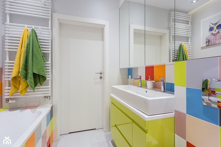 Kolorowe mieszkanie na Mokotowie - Średnia bez okna z dwoma umywalkami łazienka, styl nowoczesny - zdjęcie od MODIFY - Architektura Wnętrz