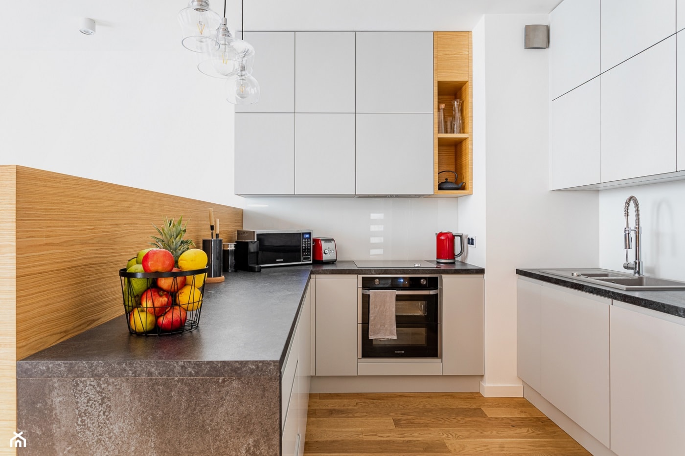Mieszkanie 60m2 Warszawa (Włochy) - Mała średnia otwarta z kamiennym blatem biała z kuchenką mikrofalową z nablatowym zlewozmywakiem kuchnia w kształcie litery u, styl nowoczesny - zdjęcie od MODIFY - Architektura Wnętrz - Homebook