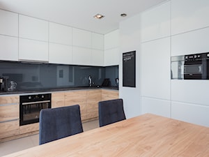 Duża otwarta szara z zabudowaną lodówką kuchnia w kształcie litery l, styl nowoczesny - zdjęcie od MODIFY - Architektura Wnętrz
