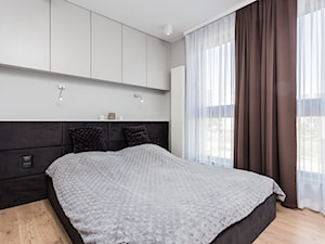 Średnia biała czarna z panelami tapicerowanymi sypialnia, styl nowoczesny - zdjęcie od MODIFY - Architektura Wnętrz