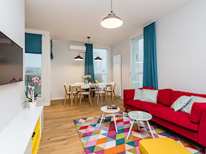 Kolorowe mieszkanie na Mokotowie - Mały biały salon z jadalnią, styl nowoczesny - zdjęcie od MODIFY - Architektura Wnętrz