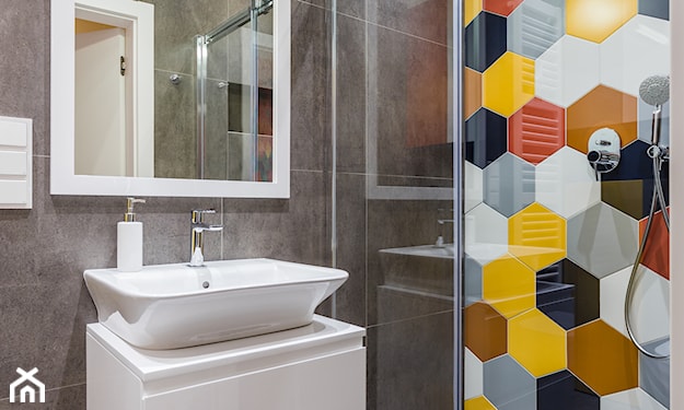 kolorowe płytki heksagonalne na ścianie pod prysznicem