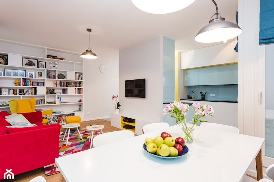 Kolorowe mieszkanie na Mokotowie - Średni biały salon z jadalnią z bibiloteczką, styl nowoczesny - zdjęcie od MODIFY - Architektura Wnętrz