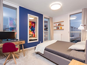 Kolorowe mieszkanie na Mokotowie - Duża biała niebieska z biurkiem sypialnia z balkonem / tarasem, styl nowoczesny - zdjęcie od MODIFY - Architektura Wnętrz