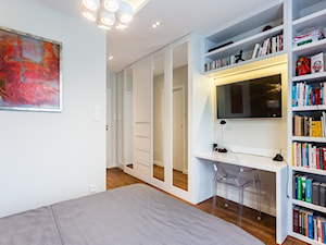 Mieszkanie na Żoliborzu - Średnia biała z biurkiem sypialnia - zdjęcie od MODIFY - Architektura Wnętrz