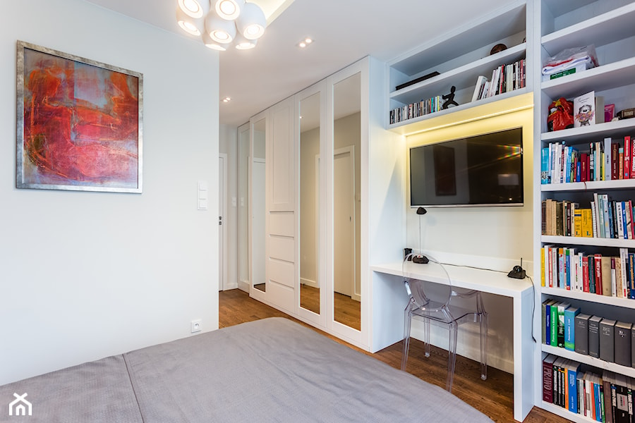 Mieszkanie na Żoliborzu - Średnia biała z biurkiem sypialnia - zdjęcie od MODIFY - Architektura Wnętrz